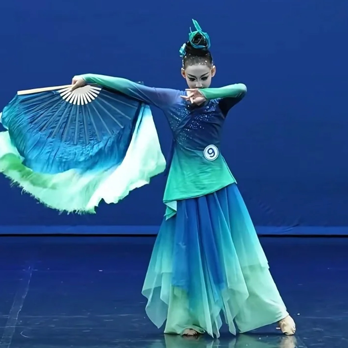 新款中国风古典舞演出服女定制