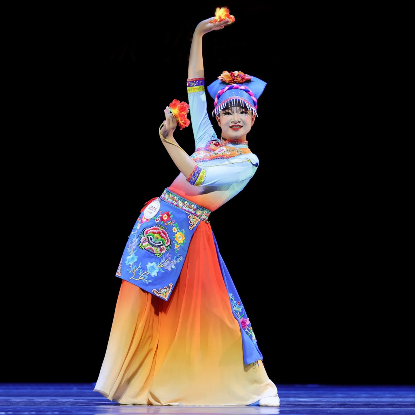 中国舞羌族花儿纳吉女演出服定制