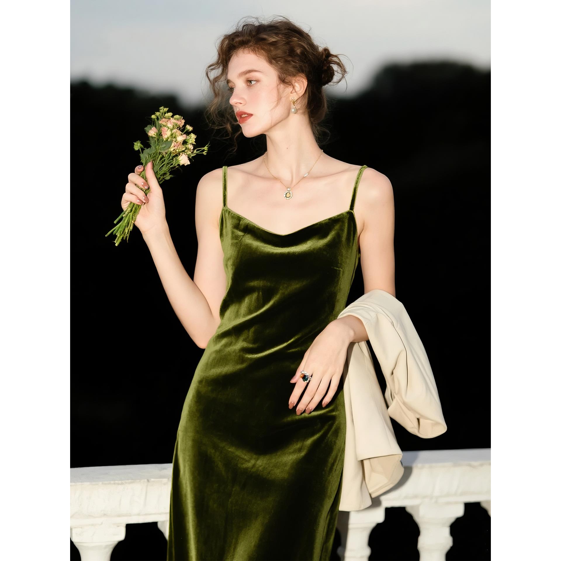 橄榄绿荡领丝绒吊带连衣裙春秋新款法式复古高级感显瘦包臀裙