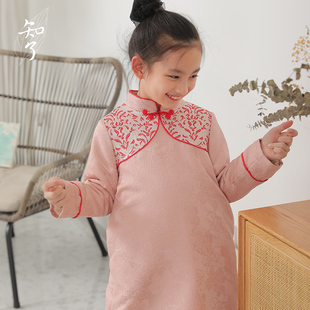 知了童装 女童冬款素色提花锦缎加绒旗袍儿童宽松复古连衣裙53291