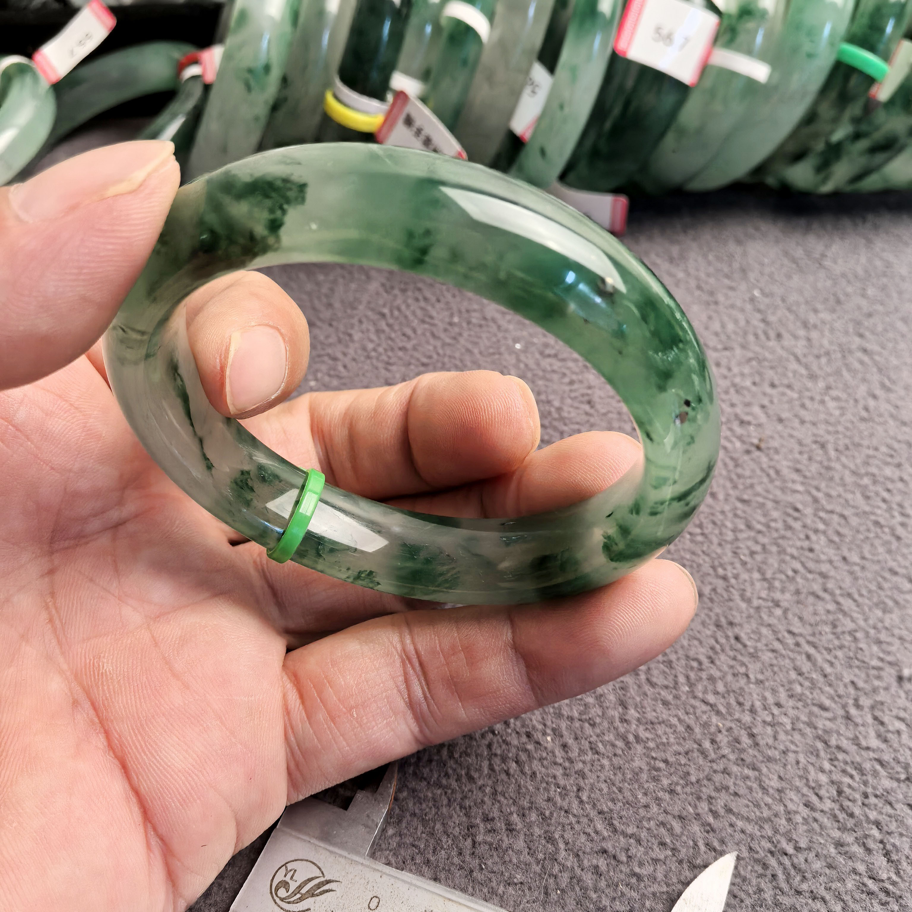 天然高冰阳绿飘花翡翠手镯