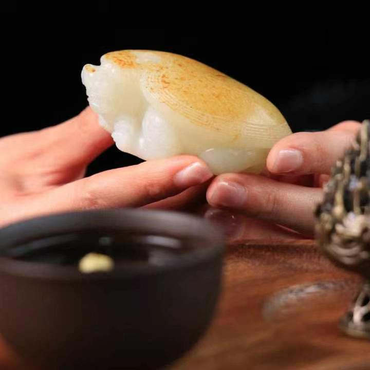 天然和田玉籽料龙龟把件满红皮