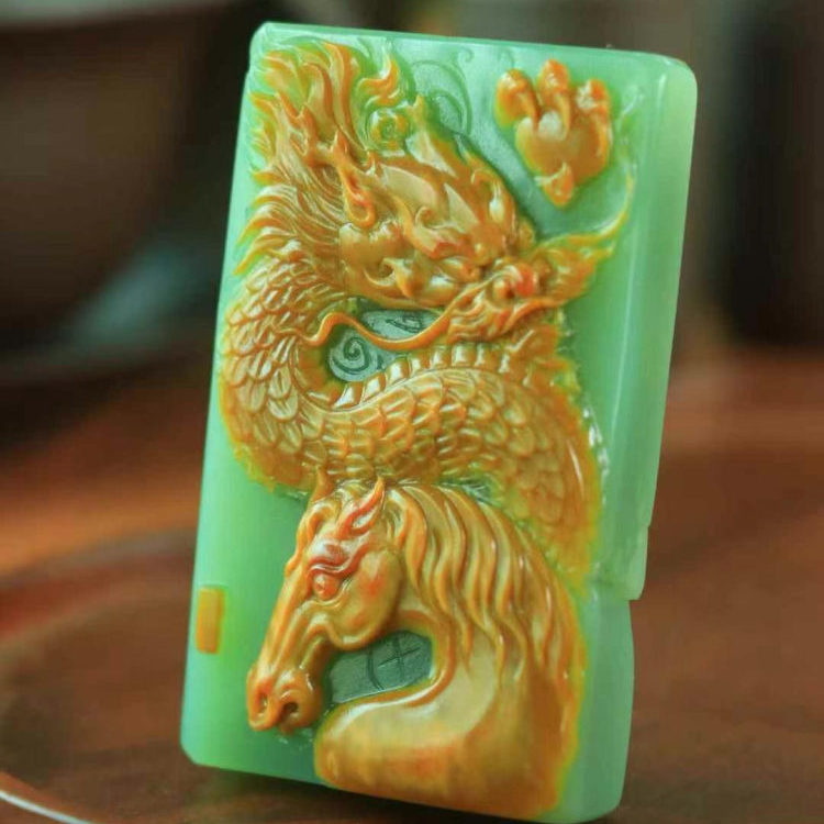 天然和田玉碧玉龙马精神吊坠