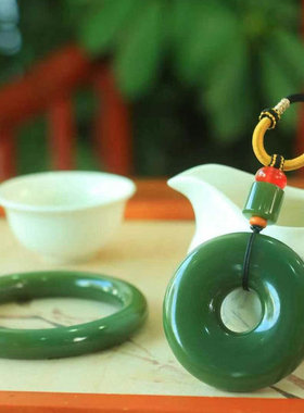 天然和田玉碧玉菠菜绿平安扣吊坠