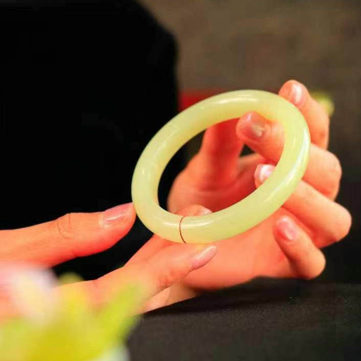 老坑料黄玉黄口料手镯玉质细腻