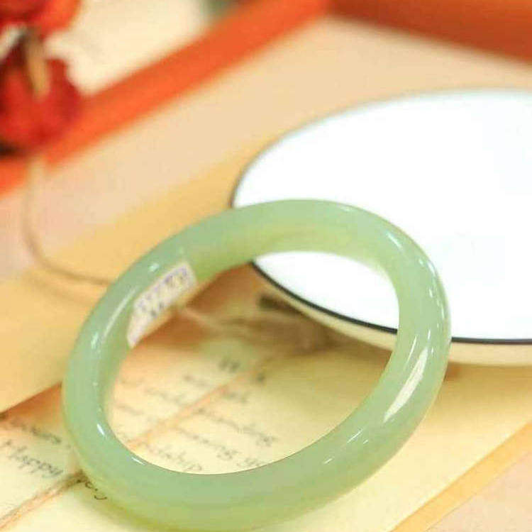 新疆天然和田玉手镯女晴水冰种青白玉镯子湖水绿正品真玉旺夫证书