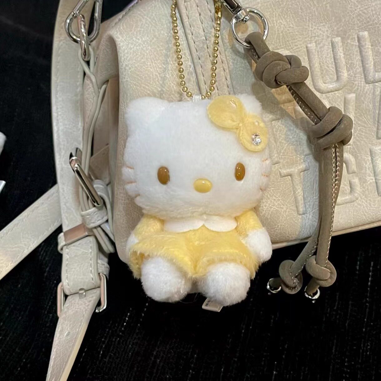 日本黄色裙子hellokitty包包挂件图片