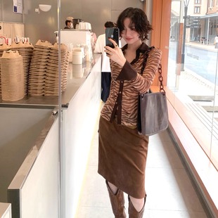 新款 港风复古2025秋季 高腰麂皮包臀半身裙女 暖咖时光 酒午自制