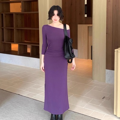 酒午自制斜领露肩抽褶收腰连衣裙