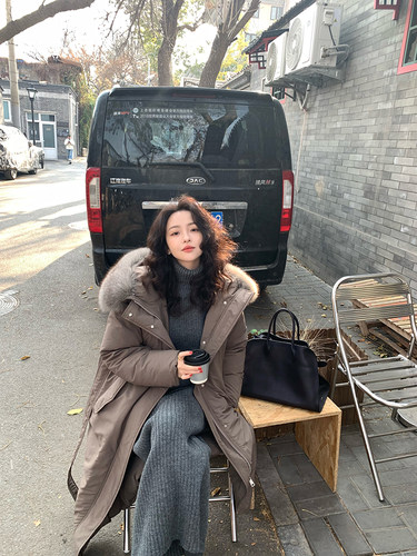 酒午90白鸭绒狐狸大毛领羽绒服女