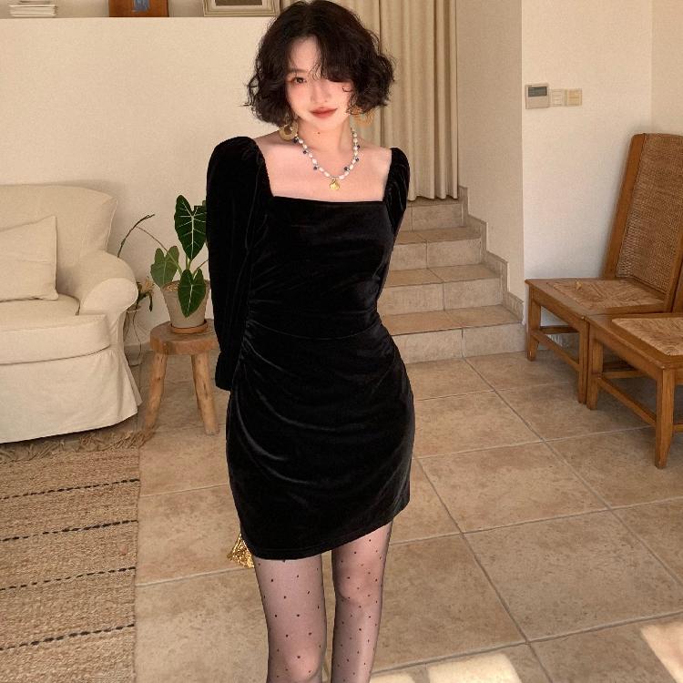 酒午自制【黑天鹅】港风复古2025春季新款泡泡袖方领丝绒连衣短裙