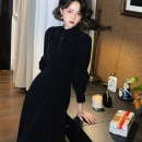 酒午经典返场秋冬款法式复古立领长袖连衣裙赫本风收腰中长款裙子