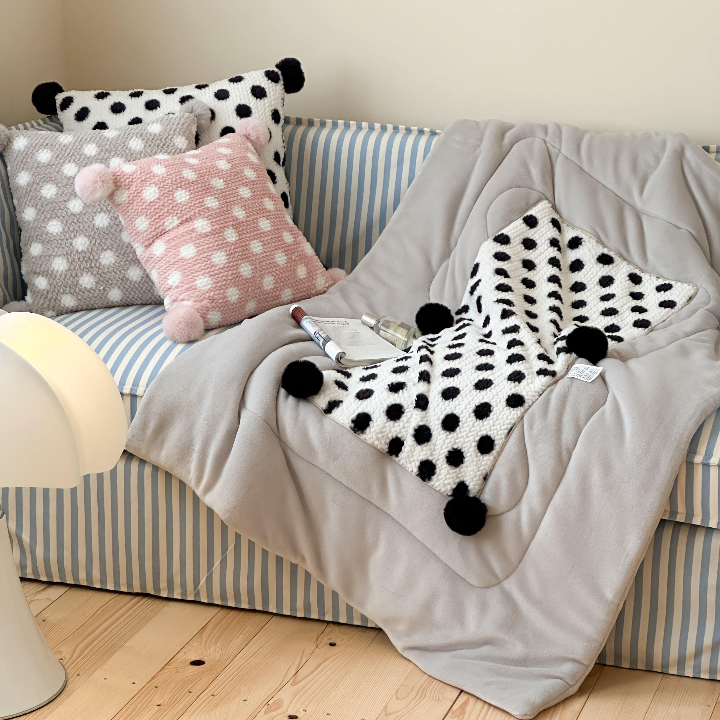 纯色毛球波点加厚牛奶绒抱枕被子汽车办公两用二合一午休被毯秋冬