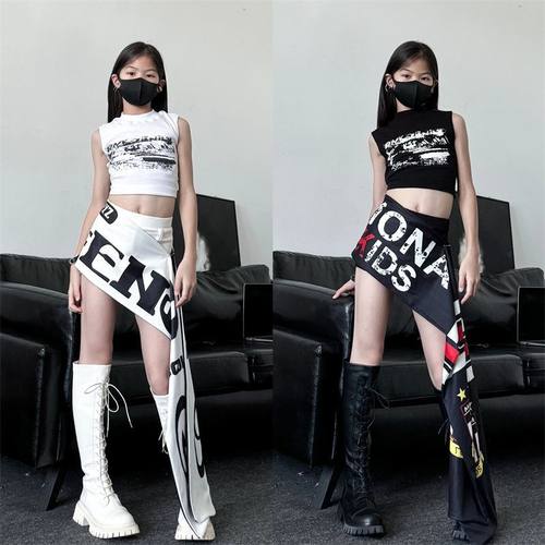 2026春夏新款女童无袖露脐背心印花腰封短裤女团爵士舞演出服套装