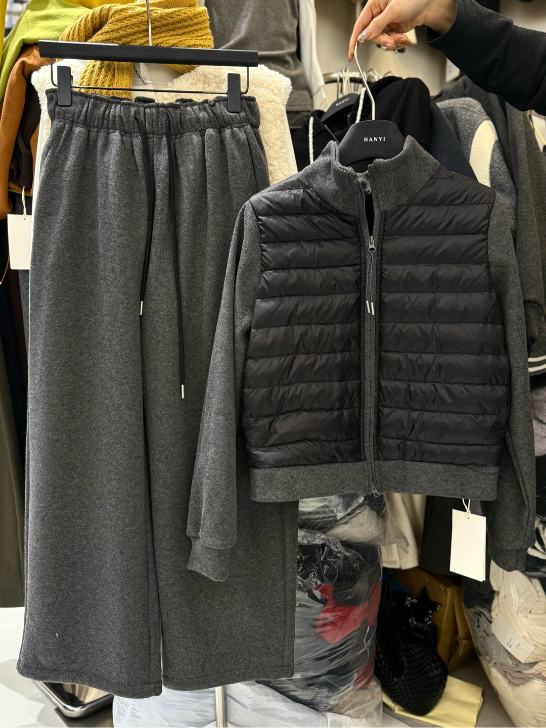 韩伊HANYI-冬轻薄拼接羽绒服外套女+抽绳休闲裤两件套时尚套装