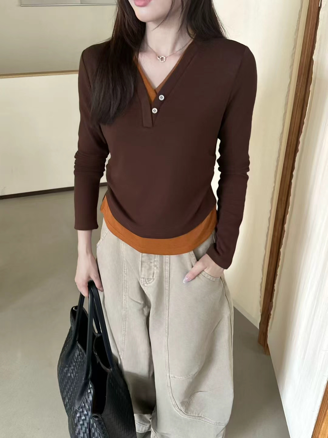 韩伊hanyi正品撞色设计V 领加绒保暖修身T恤女25冬季上衣女潮3318