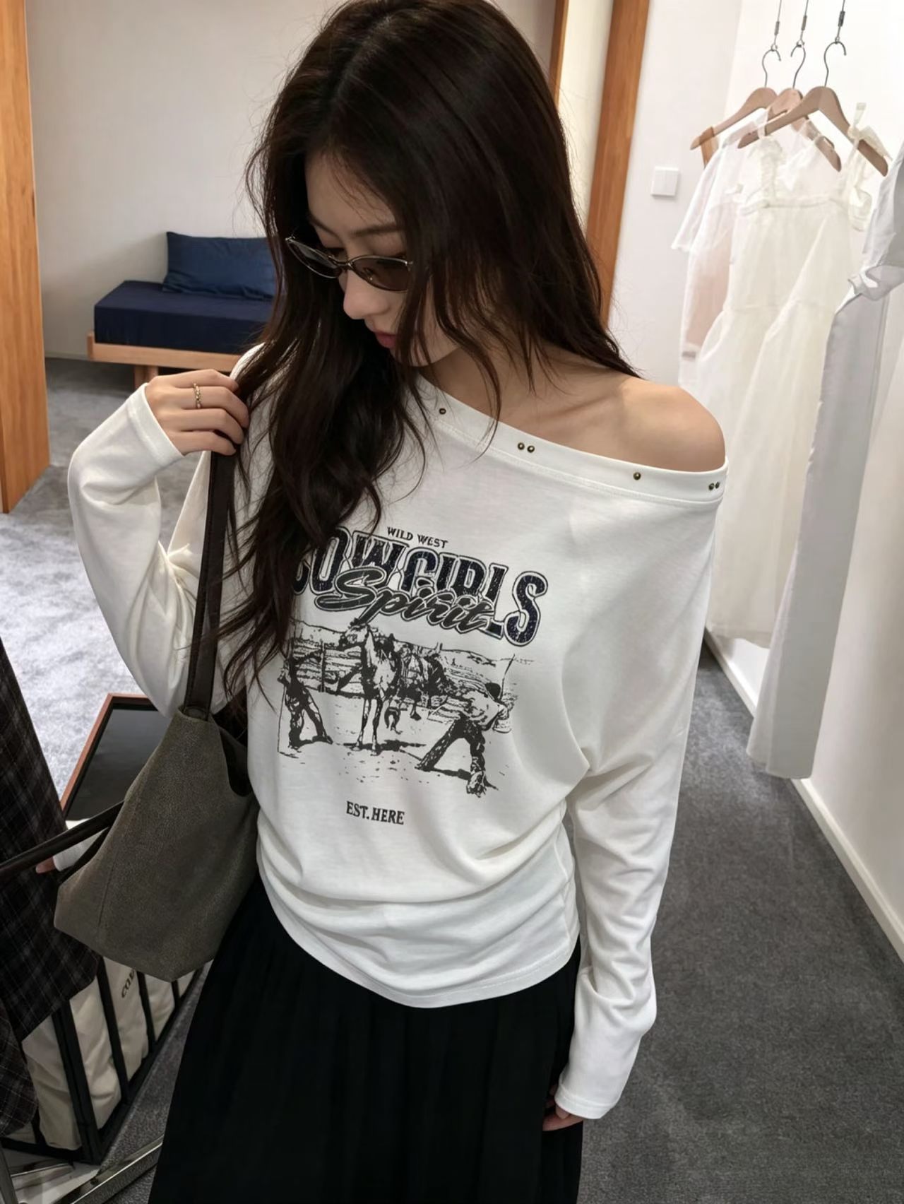 E号韩系26秋上新时尚简约百搭印花长袖T恤女斜肩铆钉设计潮上衣