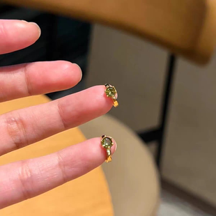 高颜值橄榄绿锆石耳环女轻奢小众高级感耳扣精致时尚百搭气质耳饰