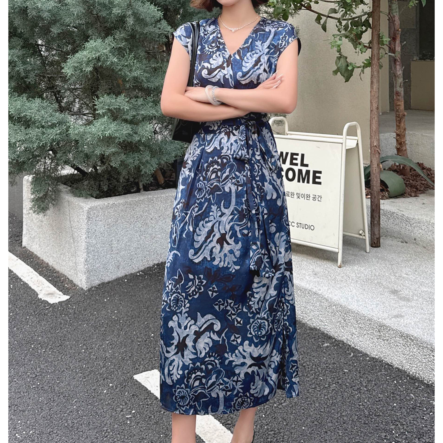 355夏季新款时尚V领高级感印花系带收腰显瘦长款连衣裙