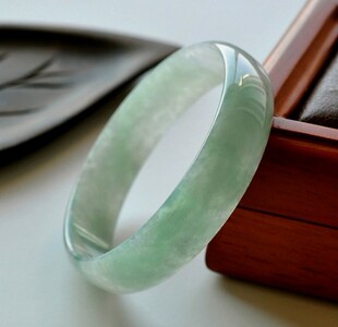 翡翠色玉石手镯现货女浅绿飘花水润小号薄款 百搭 缅甸玉手镯简约款