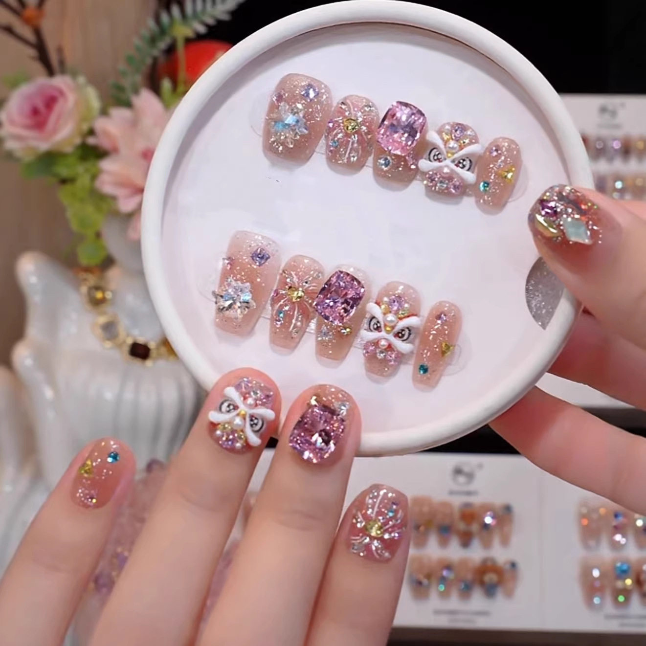 纯手工美甲穿戴甲高级感短款过年爆闪暴富醒狮指甲贴片2026年新款,彩妆/香水/美妆工具,穿戴甲/甲片,淘宝优惠券,粉丝福利购,淘宝优惠卷