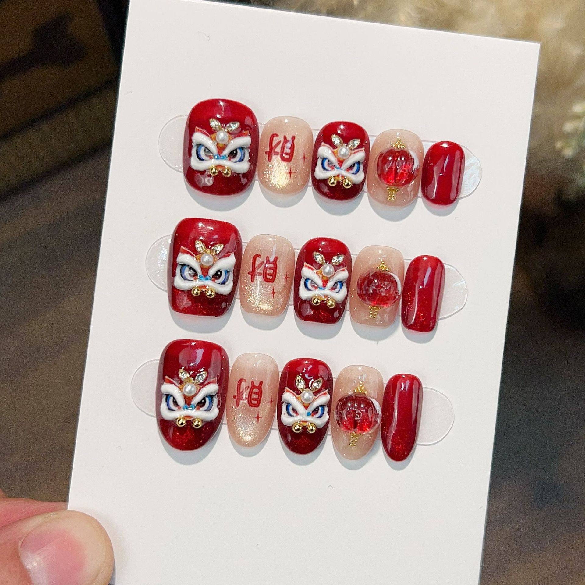 纯手工美甲穿戴甲高级感短款过年红色来财醒狮指甲贴片2026年新款,彩妆/香水/美妆工具,穿戴甲/甲片,淘宝优惠券,粉丝福利购,淘宝优惠卷