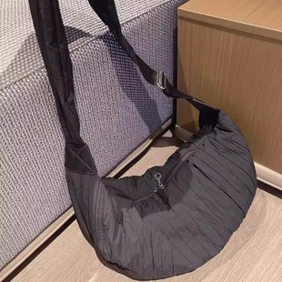 饺子包日系复古褶皱宽肩带斜挎帆布包女单肩包2024新款骑行运动包