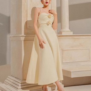感花朵装 饰收腰中 新款 sera轻奢杏色性感气质吊带连衣裙女2025夏季