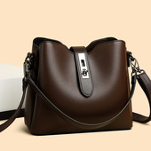 品牌新款 宽带单肩斜挎包女中年妈妈大容量真皮休闲手提水桶包 时尚