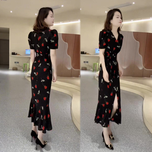 法式气质黑色印花连衣裙女2026春季新款V领修身显瘦职业装长裙子