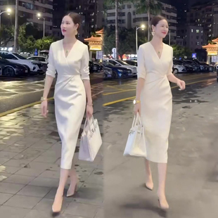 V领收腰气质款连衣裙女冬季新款时尚韩版洋气显瘦网红同款长裙子
