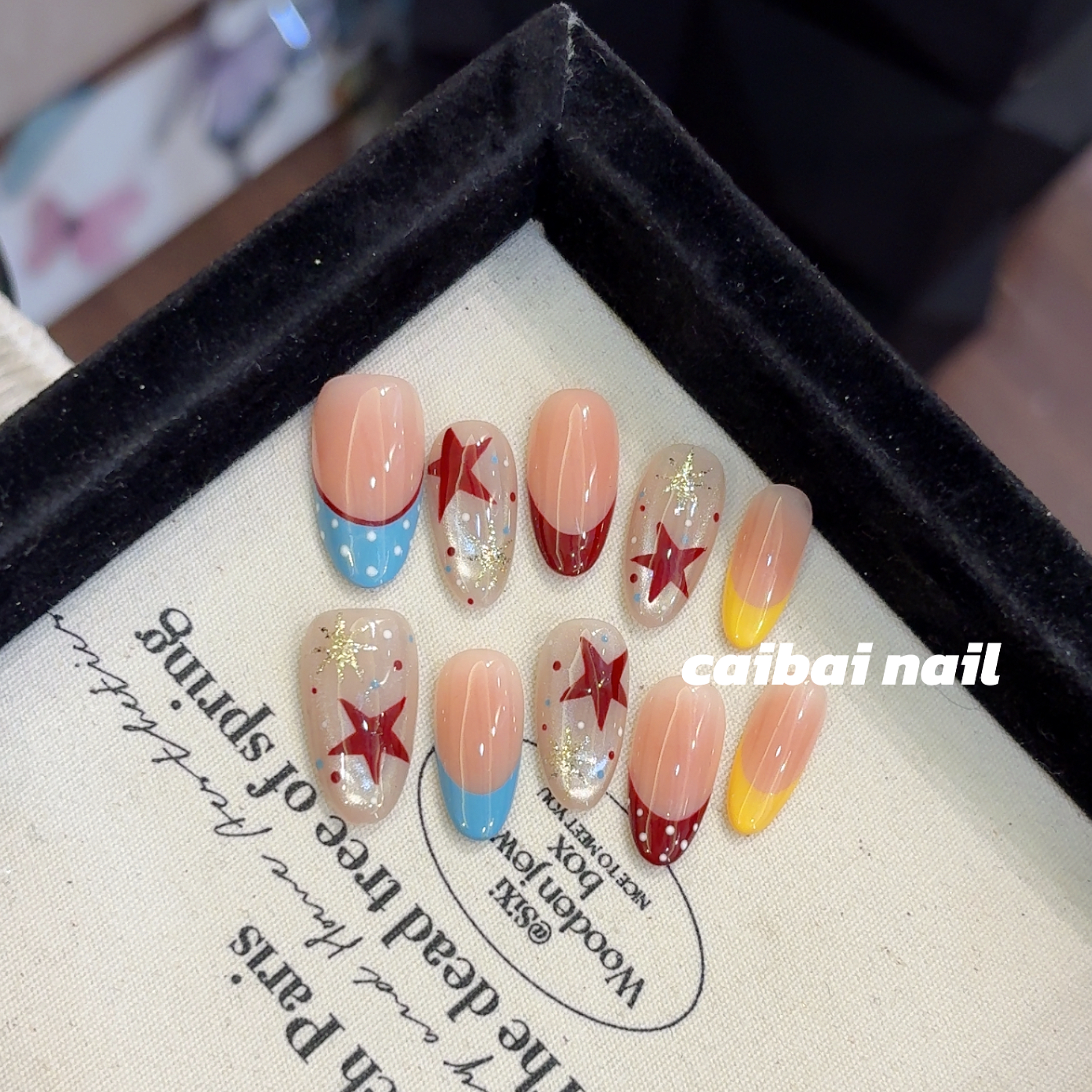 【哭娃海岛】甜酷星星美甲裸粉渐变跳色蓝黄波点闪粉手绘短穿戴甲