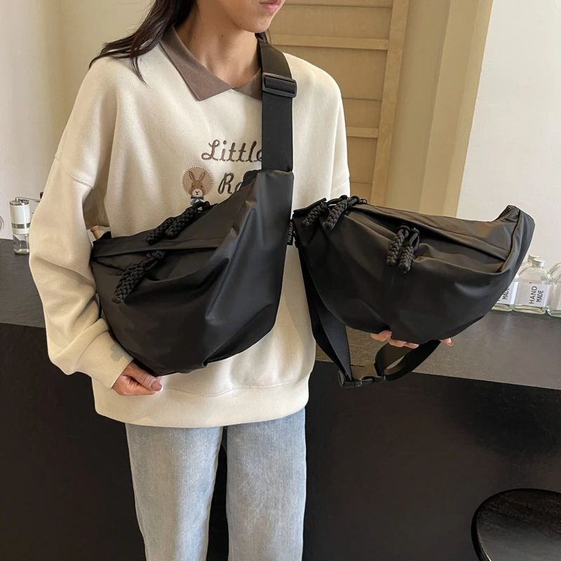 防水皮膜斜挎包女2026新款时尚流行大容量单肩斜背运动休闲饺子包