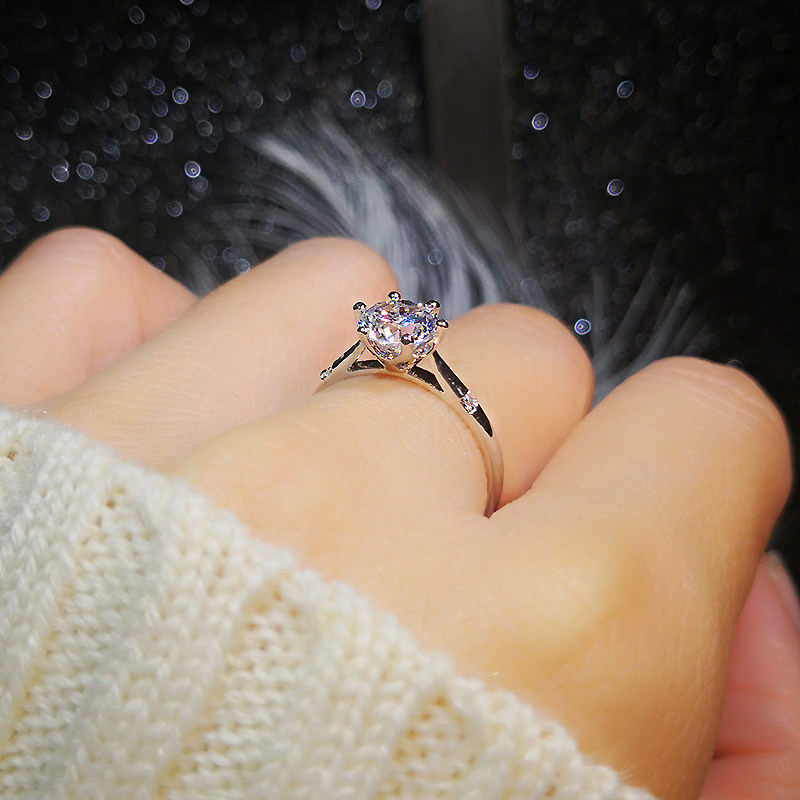 經典六爪1克拉仿真鑽戒女莫桑石锆石火彩裸鑽結婚戒情侶女款戒指在類目 飾品/流行首飾/時尚飾品新, 戒指/指環中 - 來自Buy2taobao.com提供專業的淘寶代購服務