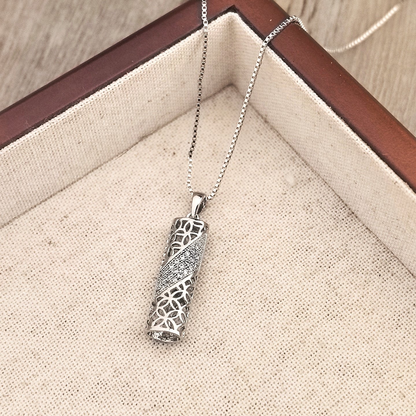 小众设计银色镂空铜钱柱形吊坠项链女简约锁骨链锆石气质百搭轻奢