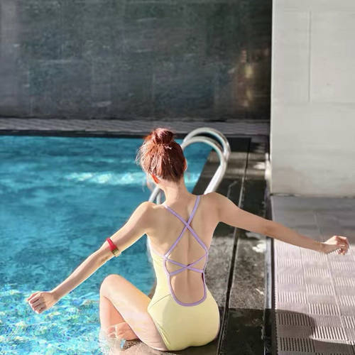 甜嫩奶fufu~新款黄色显白低叉竞速泳衣女连体双层游泳馆专业胸垫
