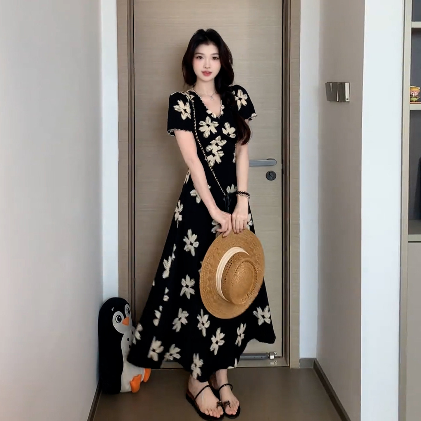 夏季新款小个子法式赫本风黑色碎花连衣裙150海边度假显瘦中长裙