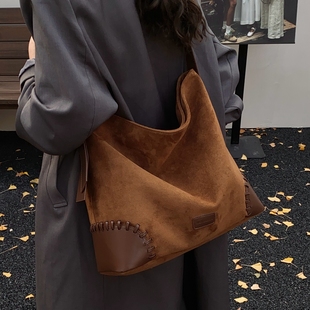 美拉德复古麂皮绒包包女秋冬休闲单肩包大容量通勤斜挎托特水桶包