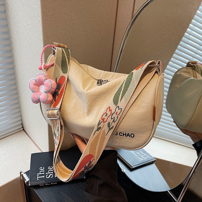 轻便尼龙布包包女2026新款休闲单肩枕头包秋冬学生通勤宽带斜挎包