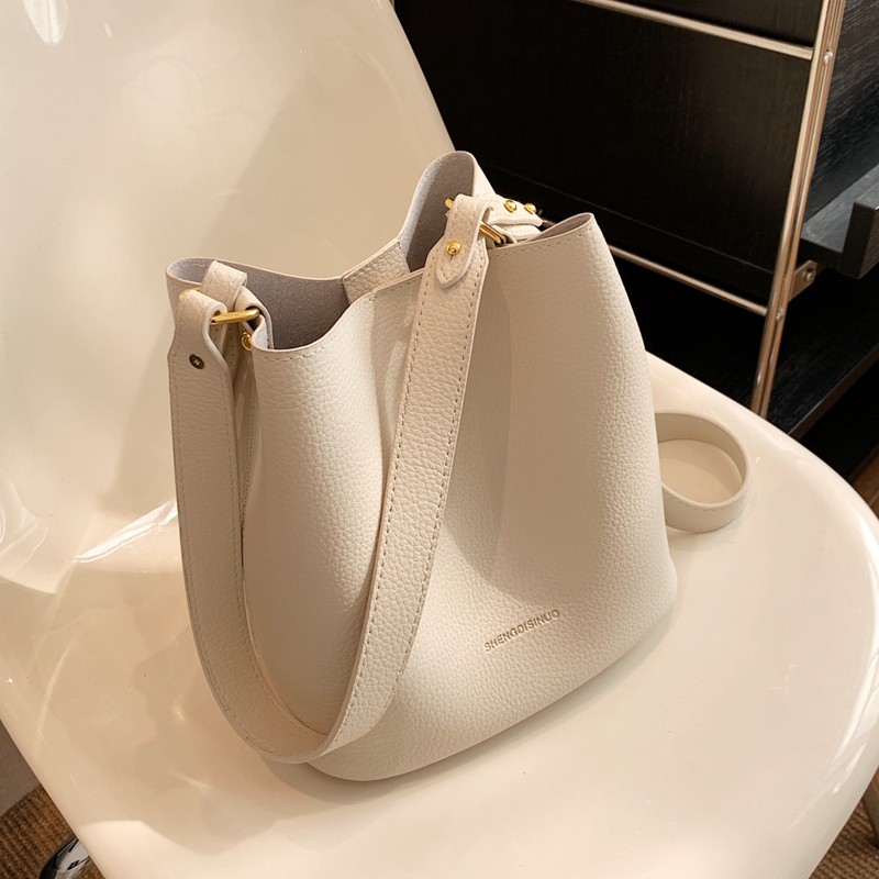 简约大容量包包女2025秋冬新款高级质感斜挎包百搭通勤单肩水桶包,箱包皮具/热销女包/男包,通用款女包,淘宝优惠券,粉丝福利购,淘宝优惠卷