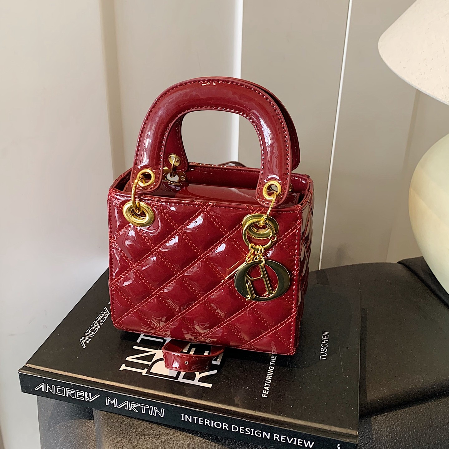 高级感红色漆皮包包女2025新款时尚菱格斜挎包结婚新娘手提戴妃包