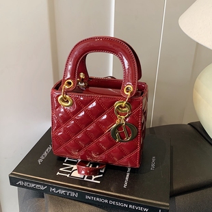 高级感红色漆皮包包女2026新款时尚菱格斜挎包结婚新娘手提戴妃包
