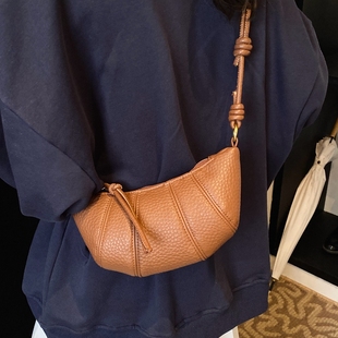 2025新款 复古小众设计包包女式 春夏流行超火牛角包单肩斜挎饺子包