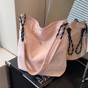 帆布包包女大容量2026新款轻便休闲女式斜挎包百搭上课通勤托特包