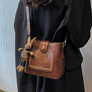 今年流行包包水桶包女2026新款复古春夏单肩包通勤百搭宽带斜挎包