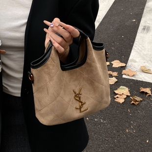 网红高级质感麂皮绒包包女秋冬新款百搭复古斜挎包通勤手提水桶包