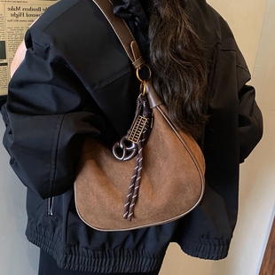 美拉德复古麂皮绒包包女秋冬通勤单肩腋下月牙包高级感百搭斜挎包