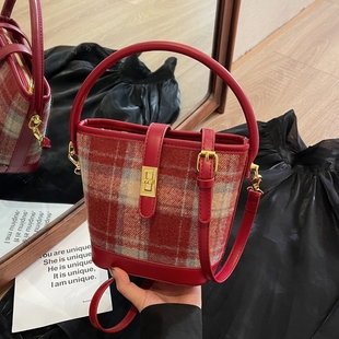 红色毛呢格子包包女2025新款流行百搭高级感斜挎包通勤手提水桶包