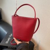 红色手提水桶包女2026新款 婚包秋冬时尚 简约休闲斜挎包外出小拎包