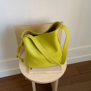 韩系休闲慵懒风包包女2025新款秋冬软皮单肩包超火通勤斜挎水桶包